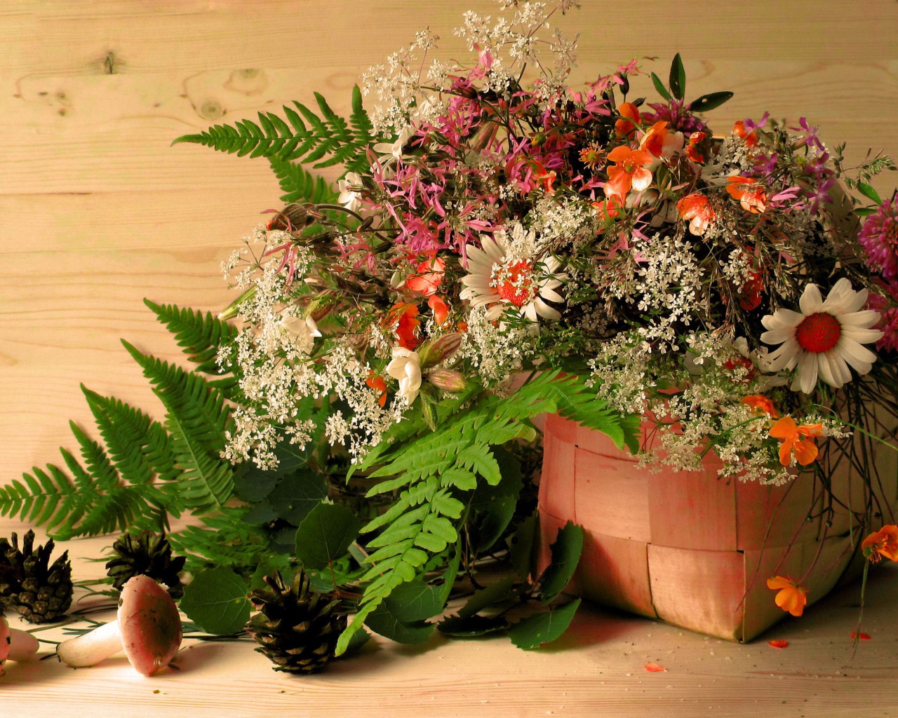 Букет цветов в корзине на столе