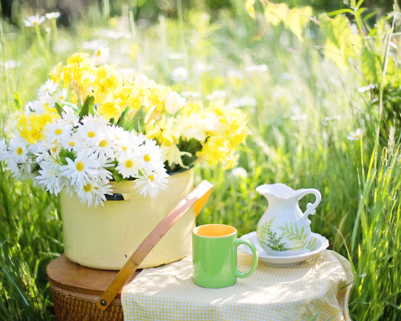 Букет цветов в кастрюле стоит на корзине 