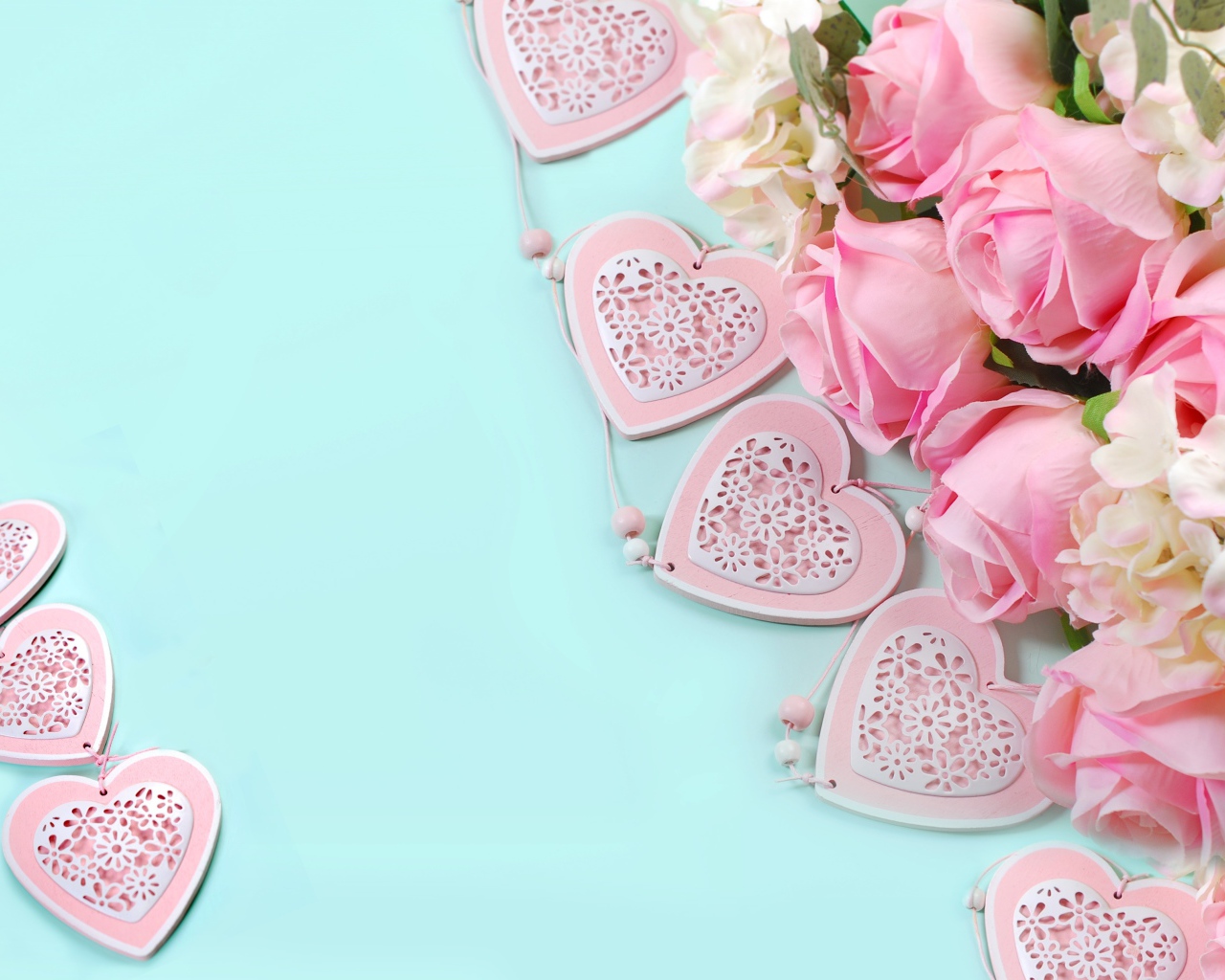 Букет розовых роз на голубом фоне с сердечками
