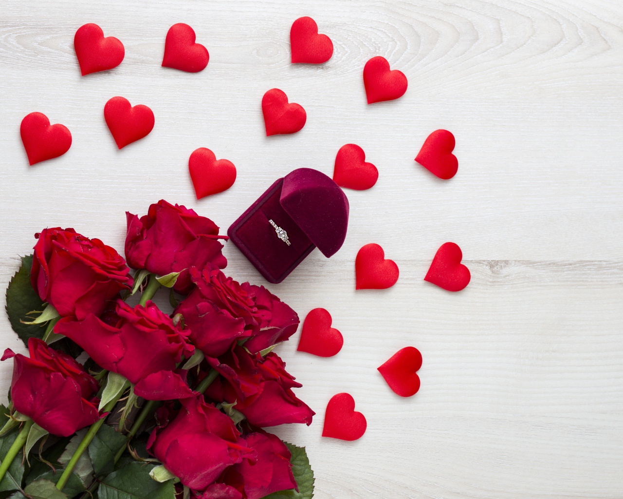 Букет красных роз с красными сердечками и коробочкой с кольцом