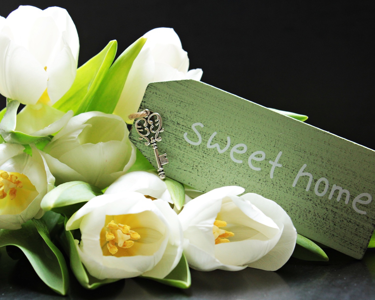 Букет белых тюльпанов с надписью и маленьким ключом