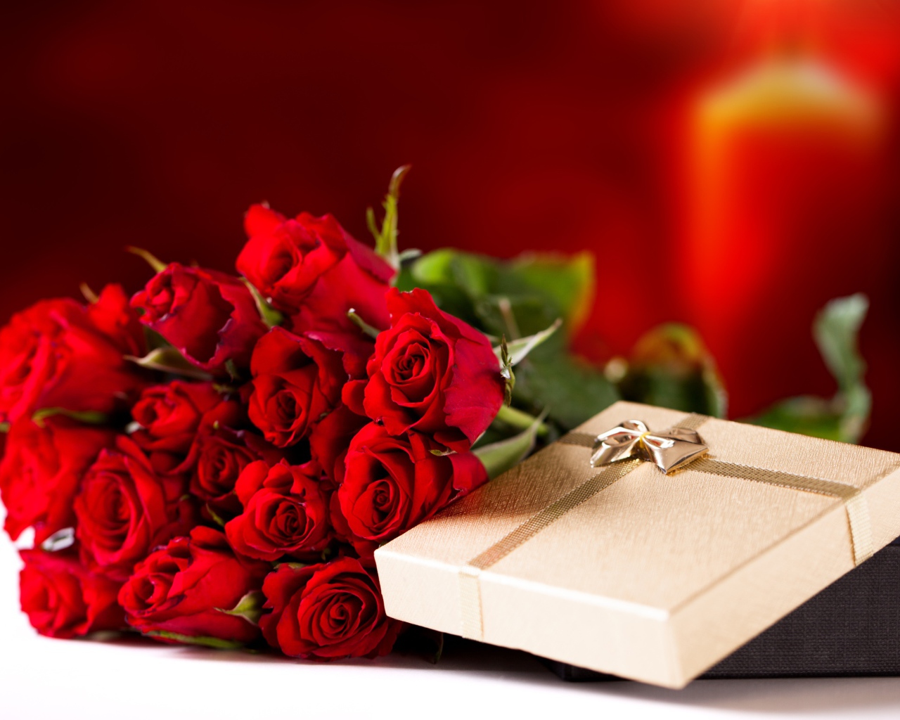Большой букет красных роз с подарком