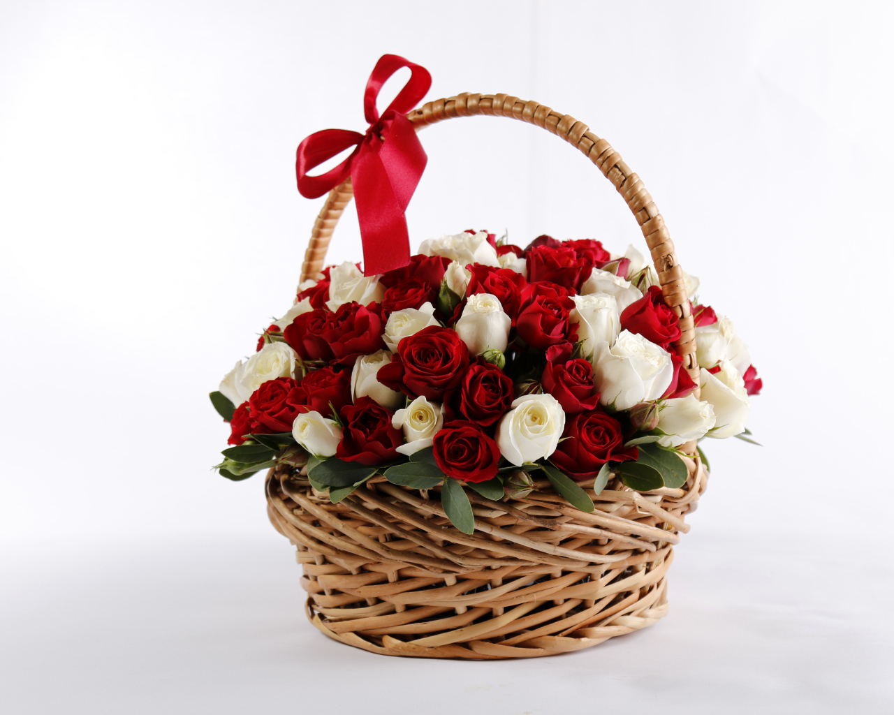 Большой букет роз в корзине в красным бантом на белом фоне