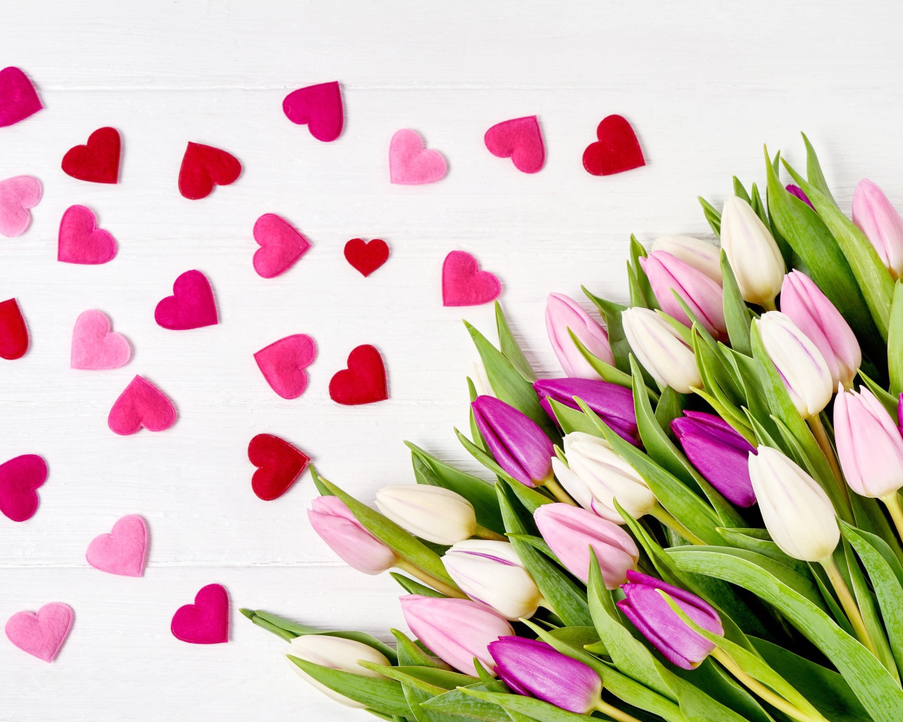 Красивый букет нежных тюльпанов с маленькими сердечками на белом фоне