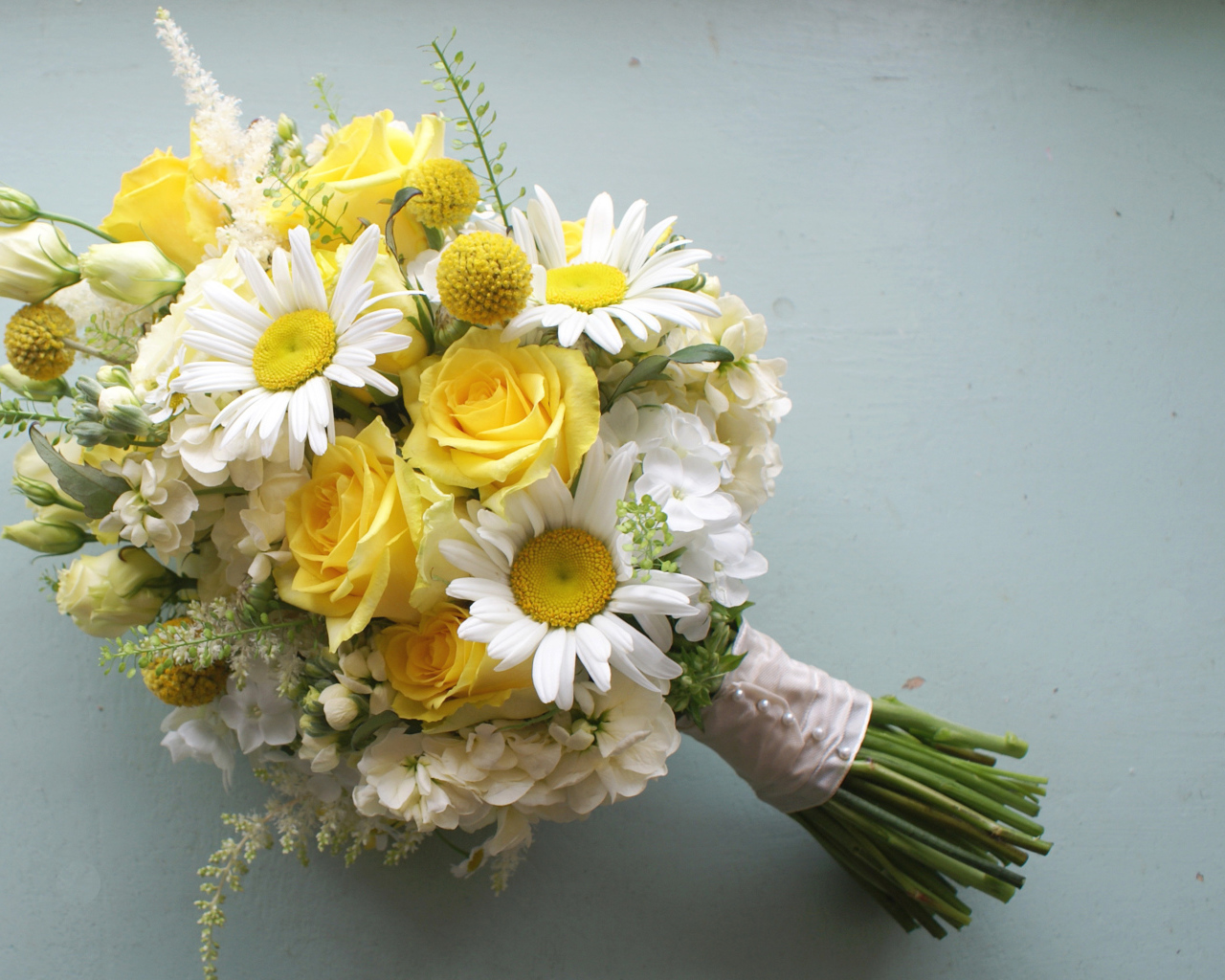 Красивый букет цветов на сером фоне