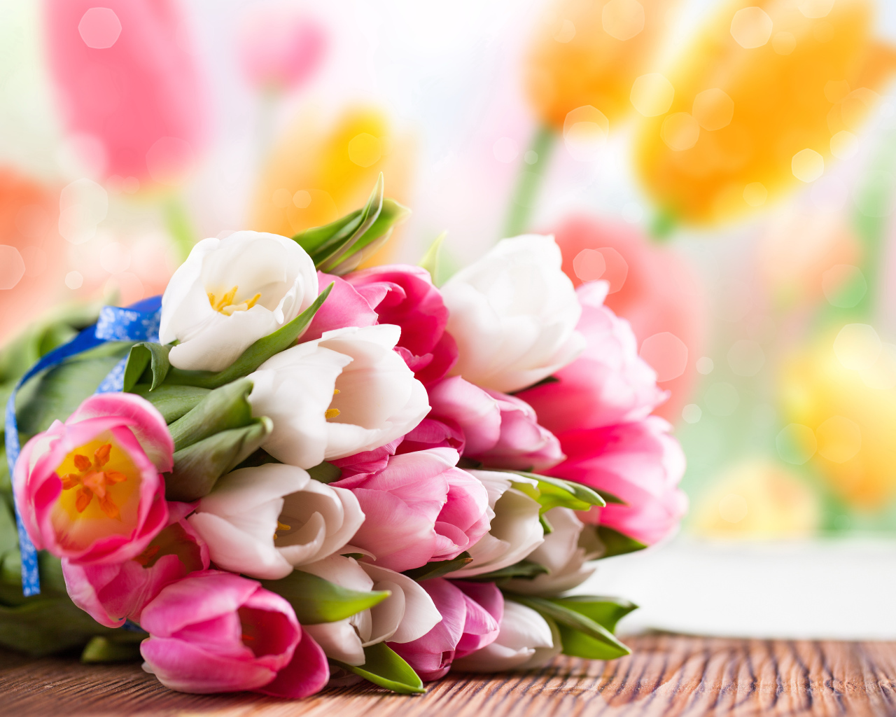 Красивый букет розовых и белых тюльпанов на столе