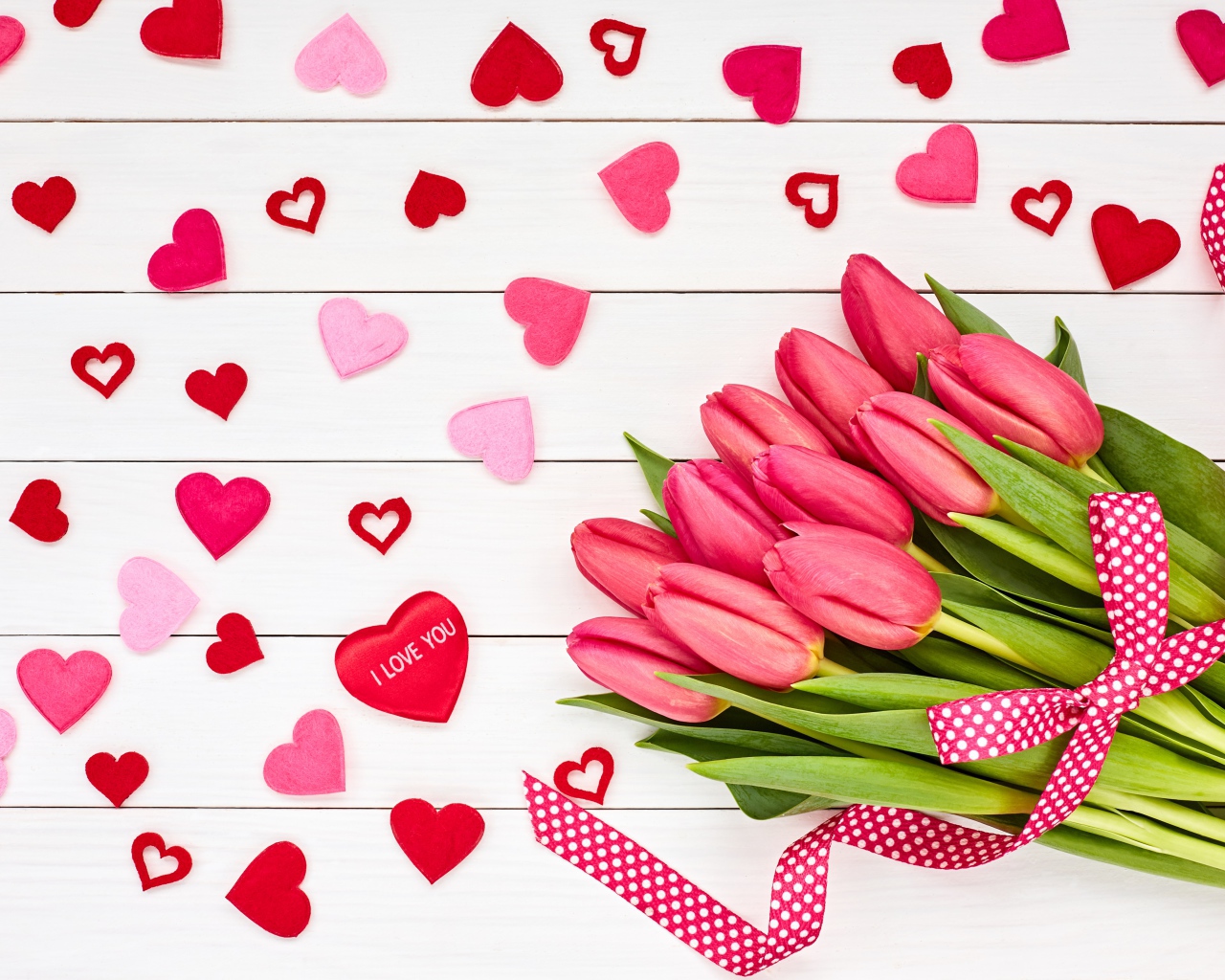 Красивый букет розовых тюльпанов на белом фоне с сердечками и лентой