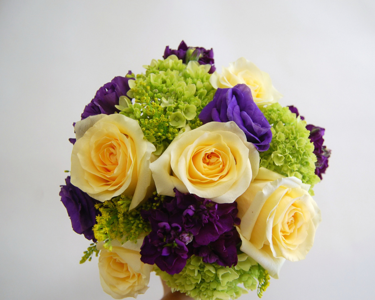 Красивый свадебный букет с розами на сером фоне