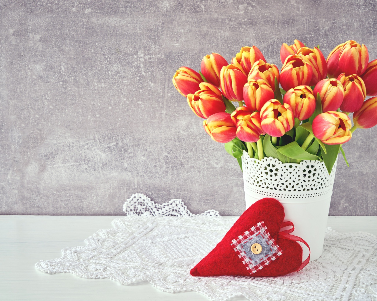 Букет красивых тюльпанов в вазе на сером фоне с сердцем