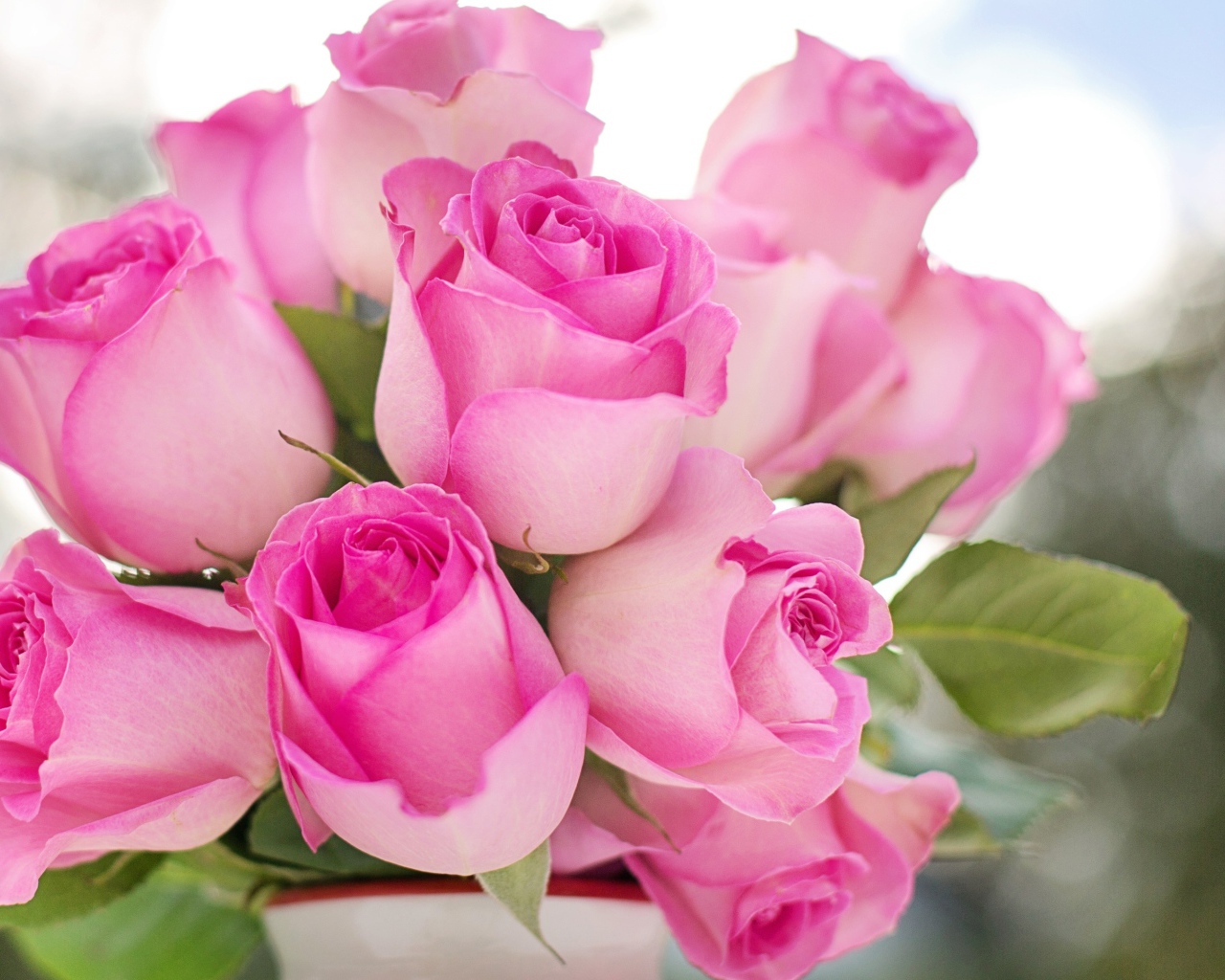 Букет нежных розовых роз в вазе 