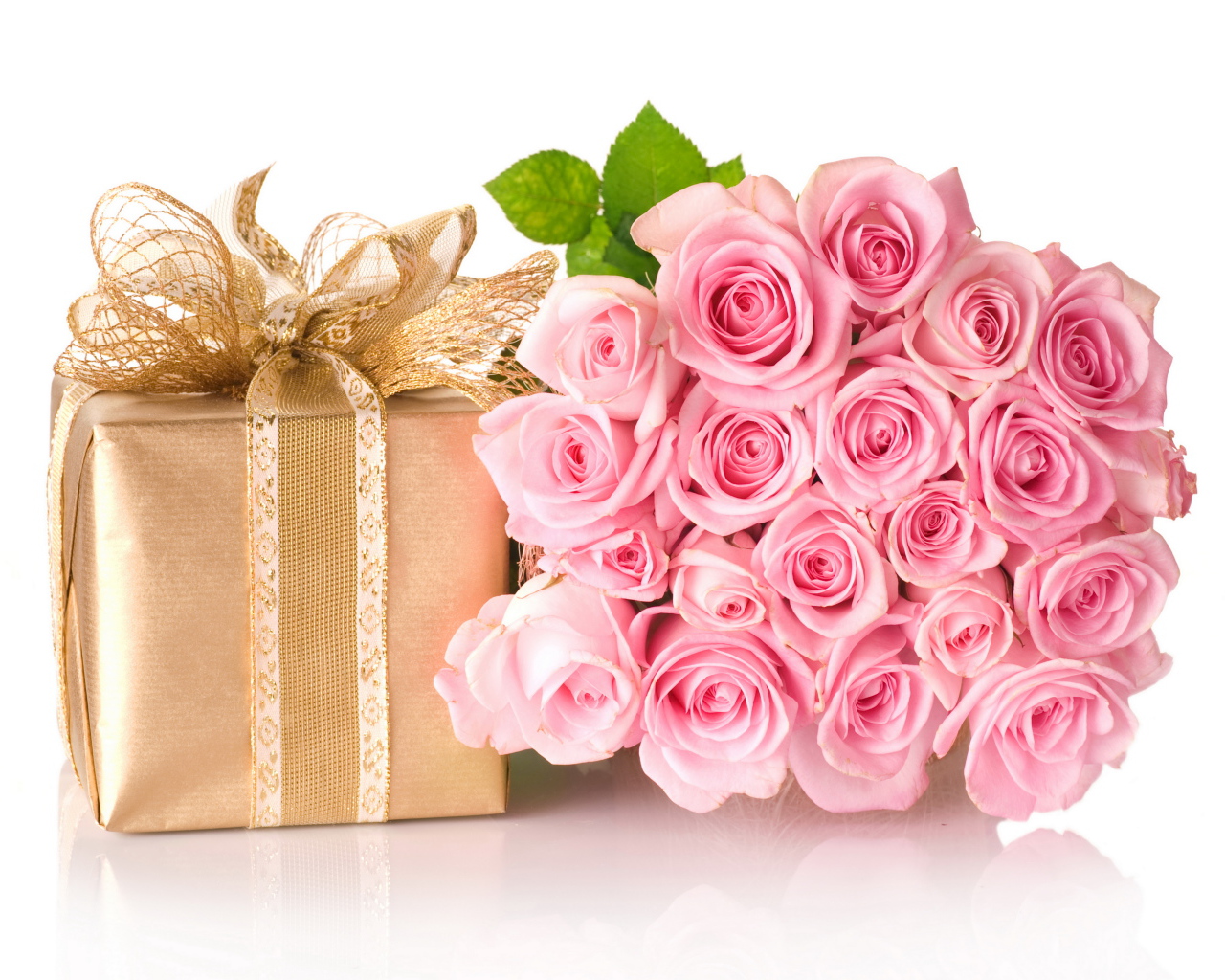 Букет нежных розовых роз с подарком на белом фоне