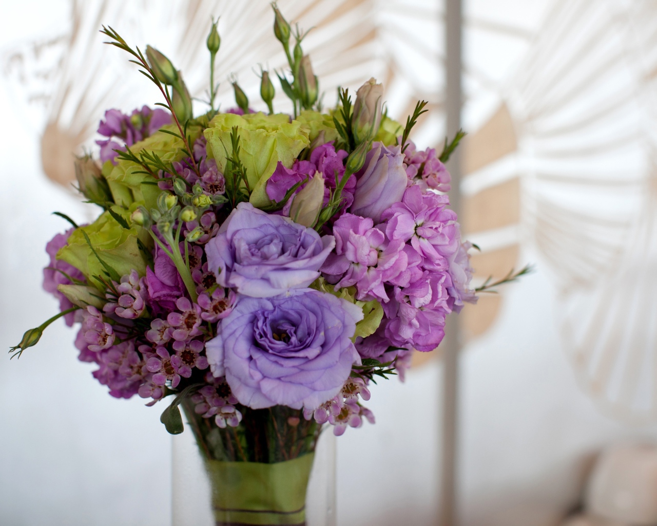 Букет эустомы в вазе крупным планом