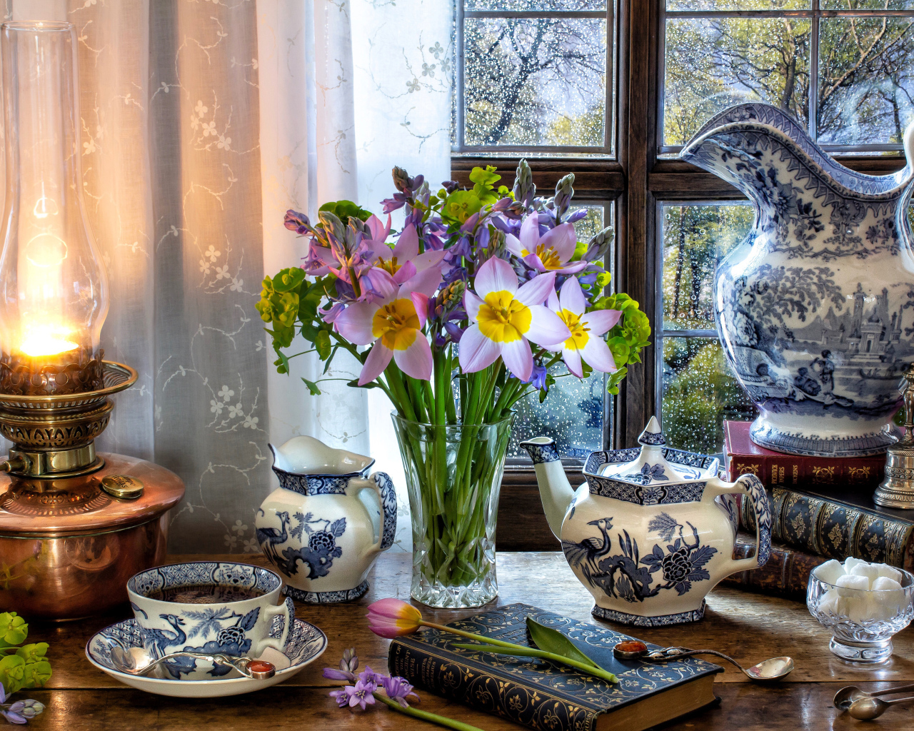 Букет цветов в вазе на столе с красивым сервизом