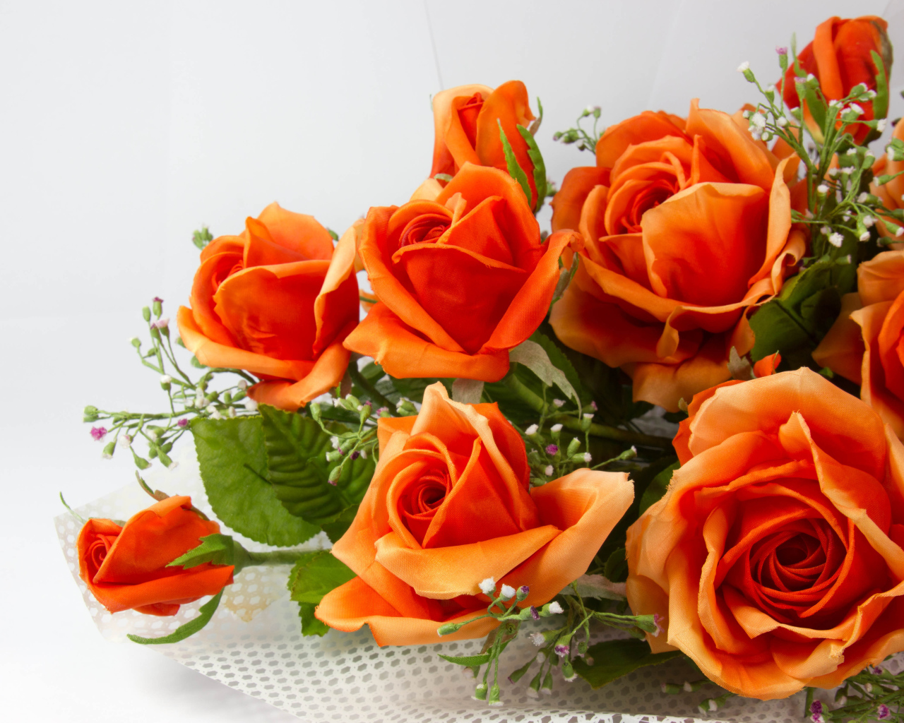 Букет оранжевых роз с полевыми цветами 