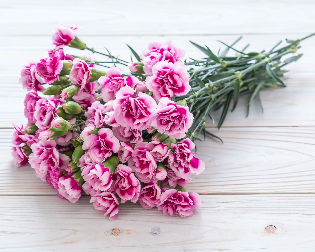 Букет розовых цветов гвоздики на столе