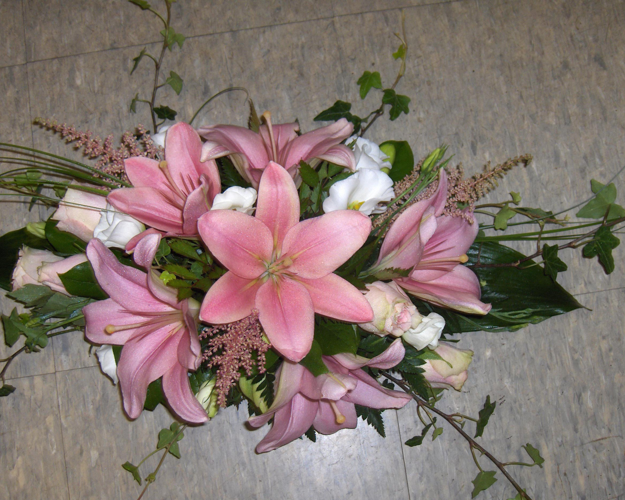 Букет розовых лилий с розами на полу 
