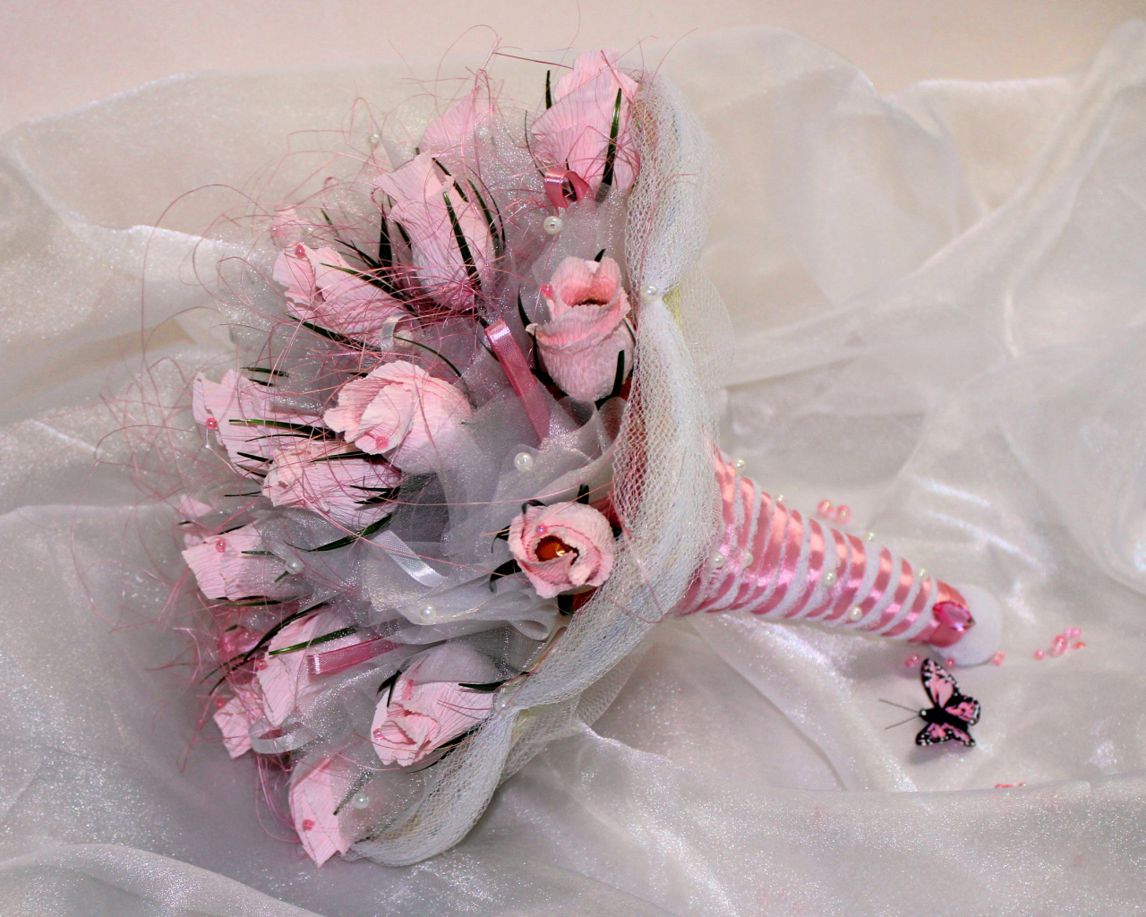 Букет розовых роз из бумаги с конфетами 