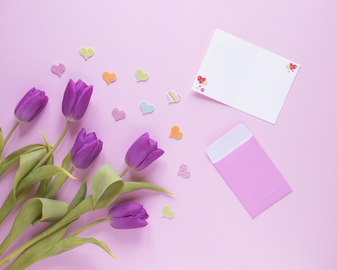 Букет фиолетовых тюльпанов на розовом фоне шаблон для открытки