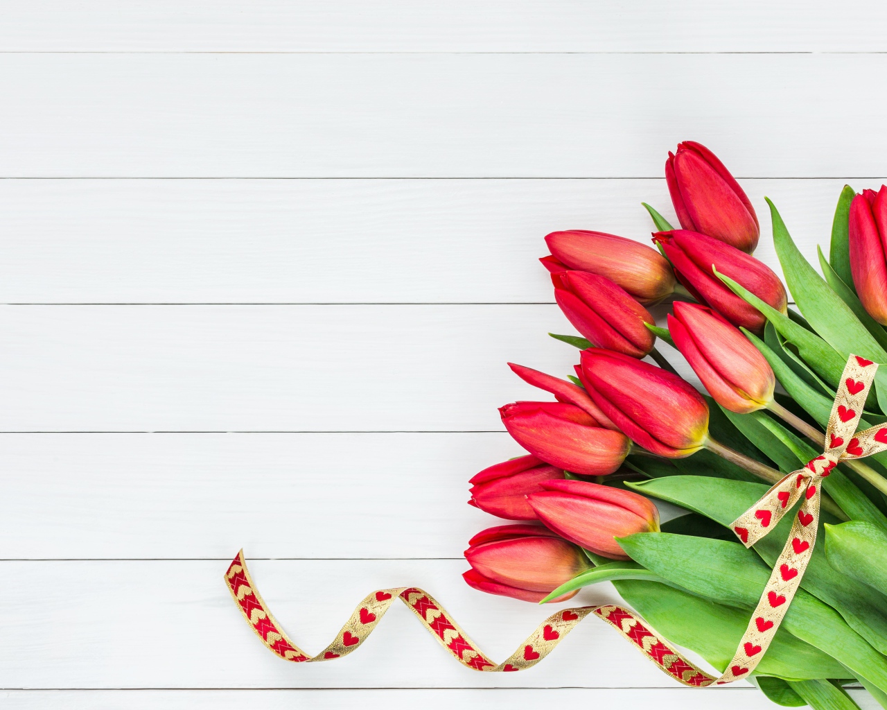 Букет красных тюльпанов с лентой на сером фоне