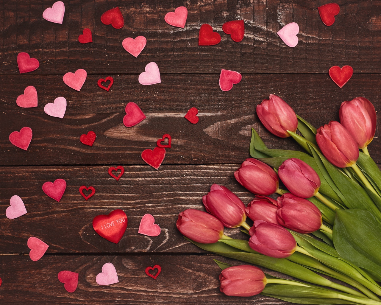 Букет тюльпанов на деревянном фоне с сердечками