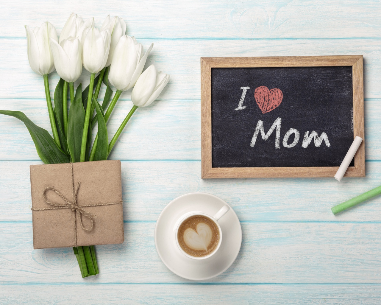 Букет белых тюльпанов, подарок и чашка кофе для мамы 