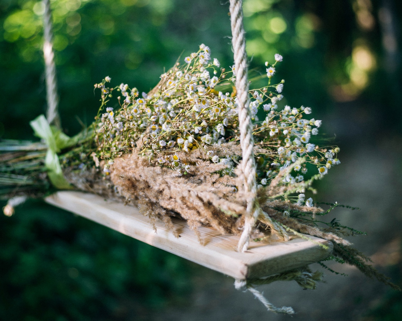 Букет полевых цветов на лежат на качели