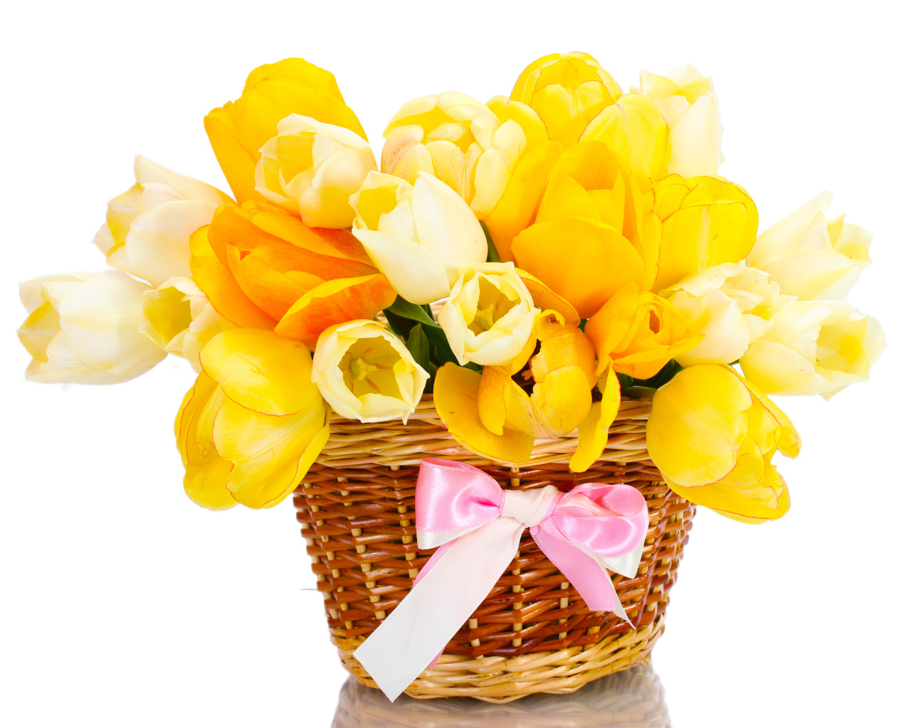 Букет желтых и белых тюльпанов в корзине с розовым бантом на белом фоне