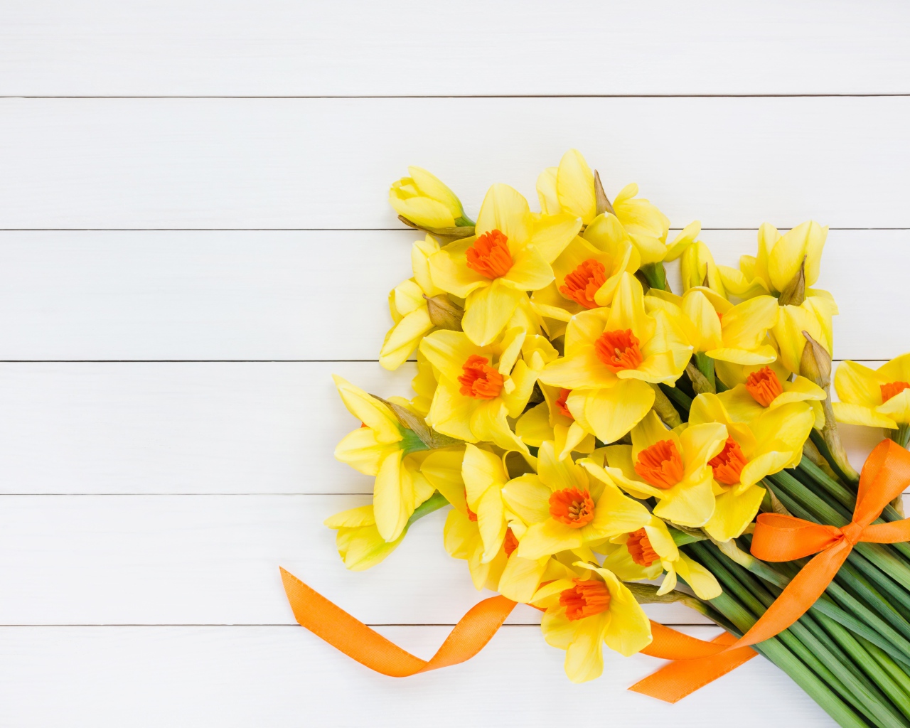 Букет желтых нарциссов с бантом на сером фоне