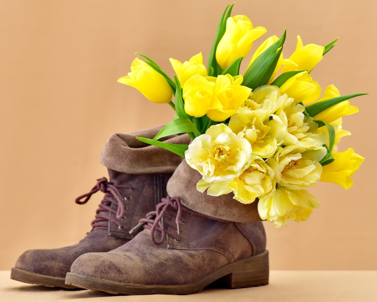 Букет желтых тюльпанов в старых ботинках 
