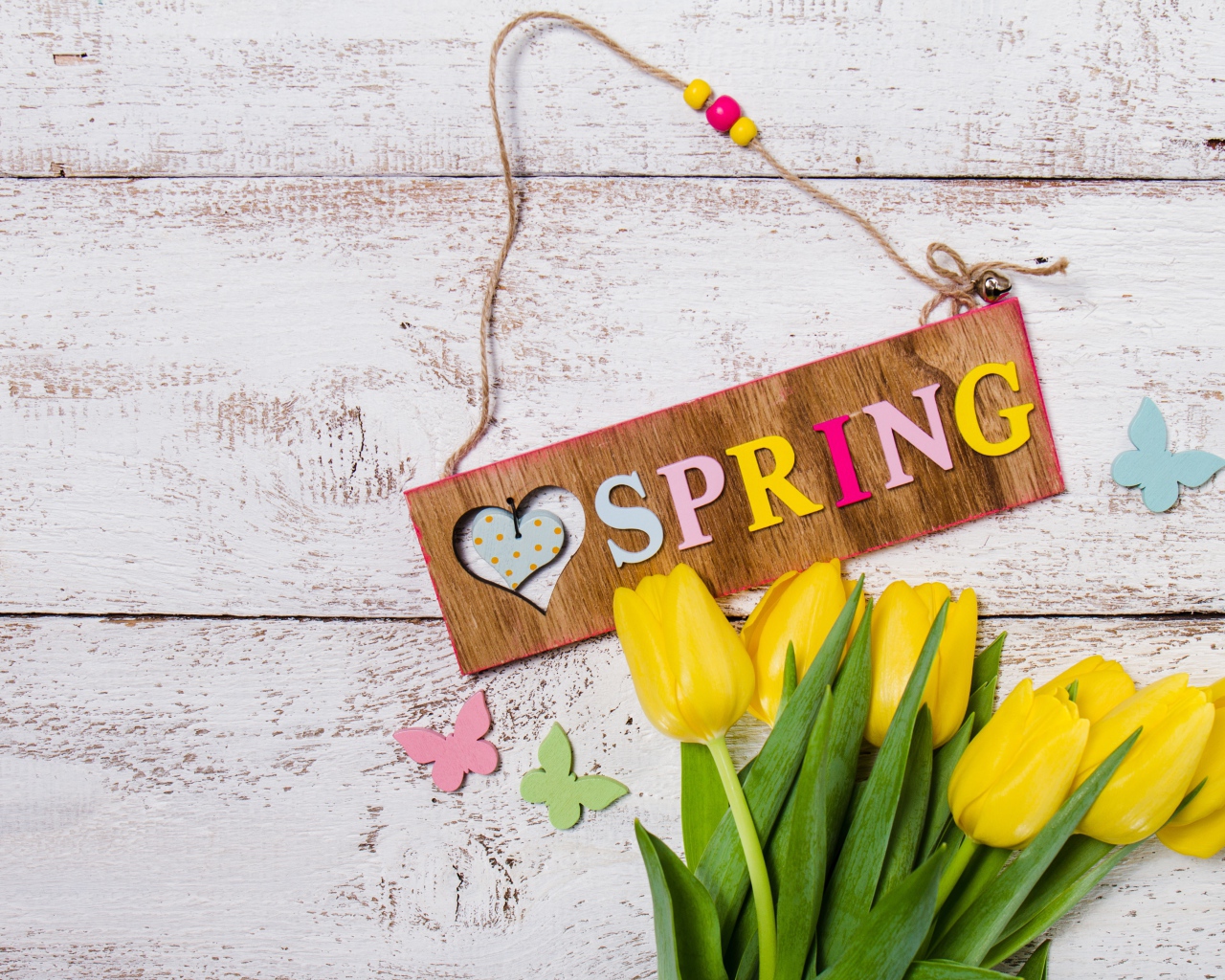 Букет желтых тюльпанов на деревянном фоне с надписью Весна 