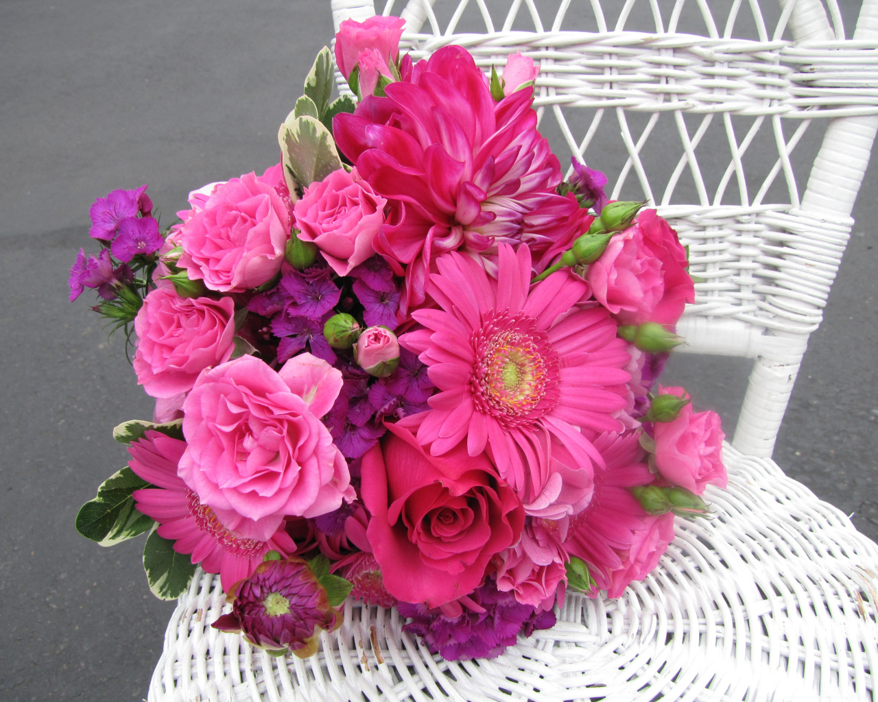 Букет с розовыми цветами георгины, розы, герберы и флоксы на белом стуле