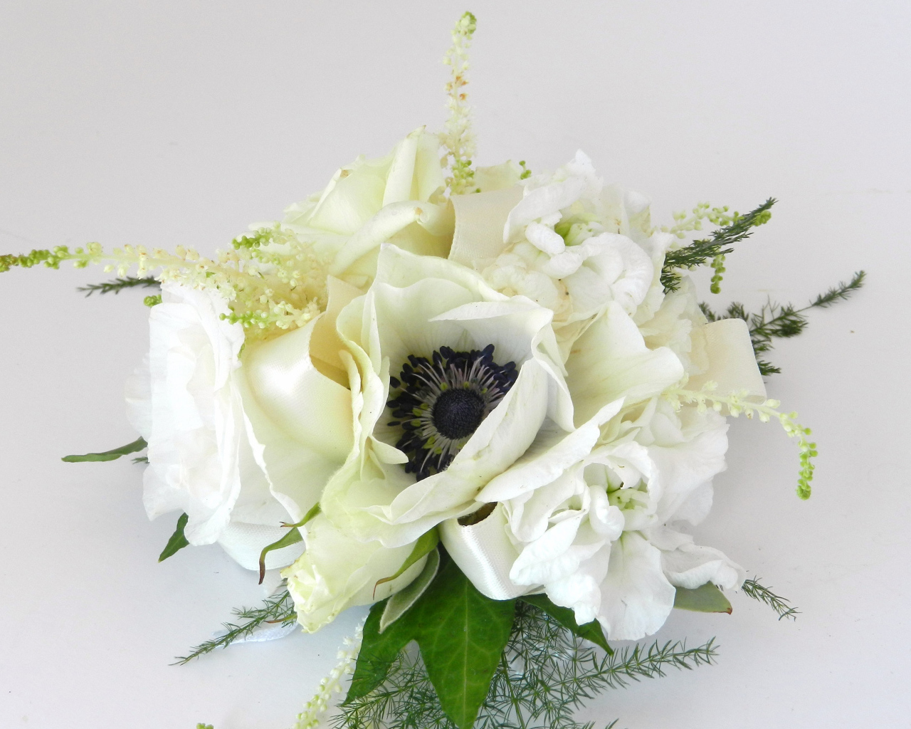 Букет с белыми цветами анемоны на сером фоне