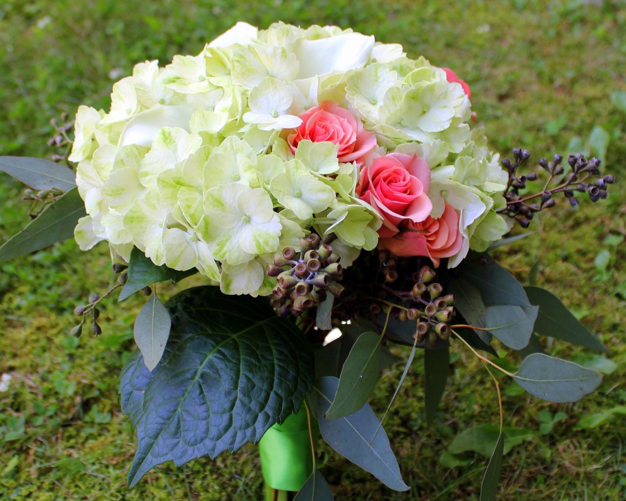 Букет с белыми цветами гортензии и розовыми розами