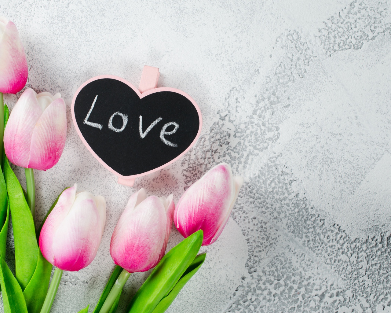 Сердечко на сером фоне с букетом розовых тюльпанов