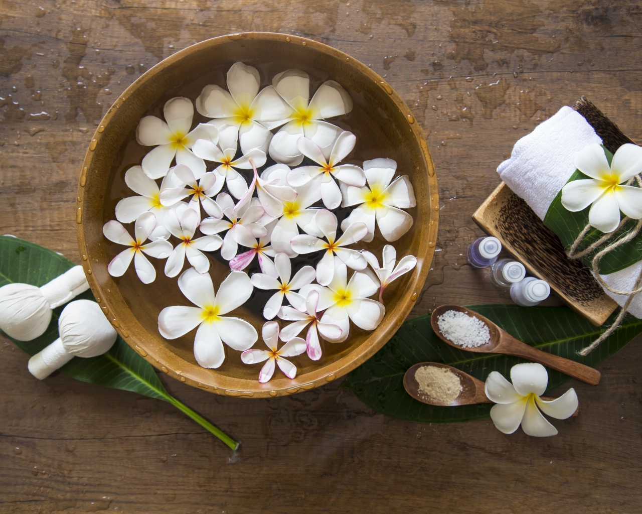 Цветы плюмерии в чаше с водой для SPA процедур 