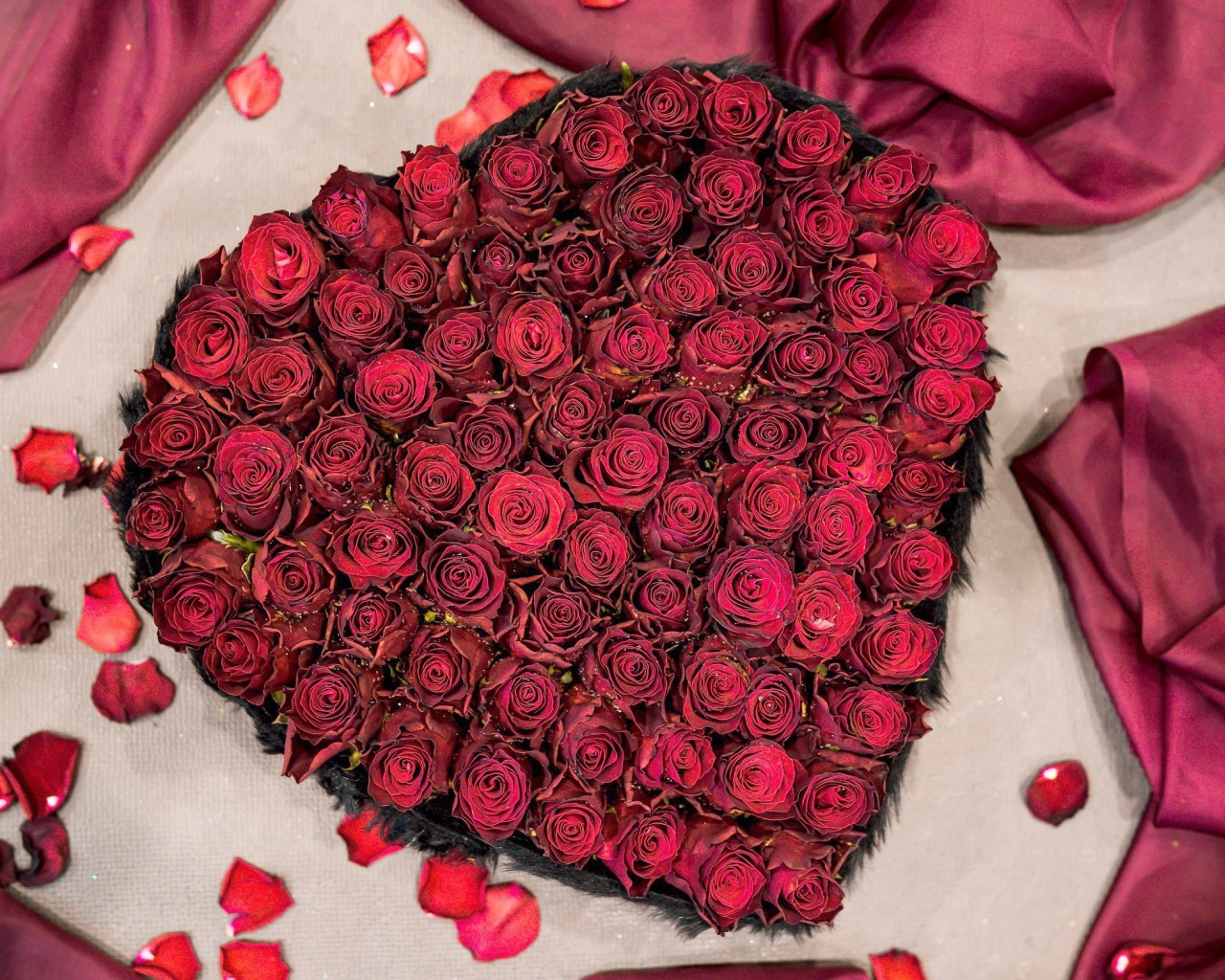 Красные розы в коробке в форме сердца вид сверху