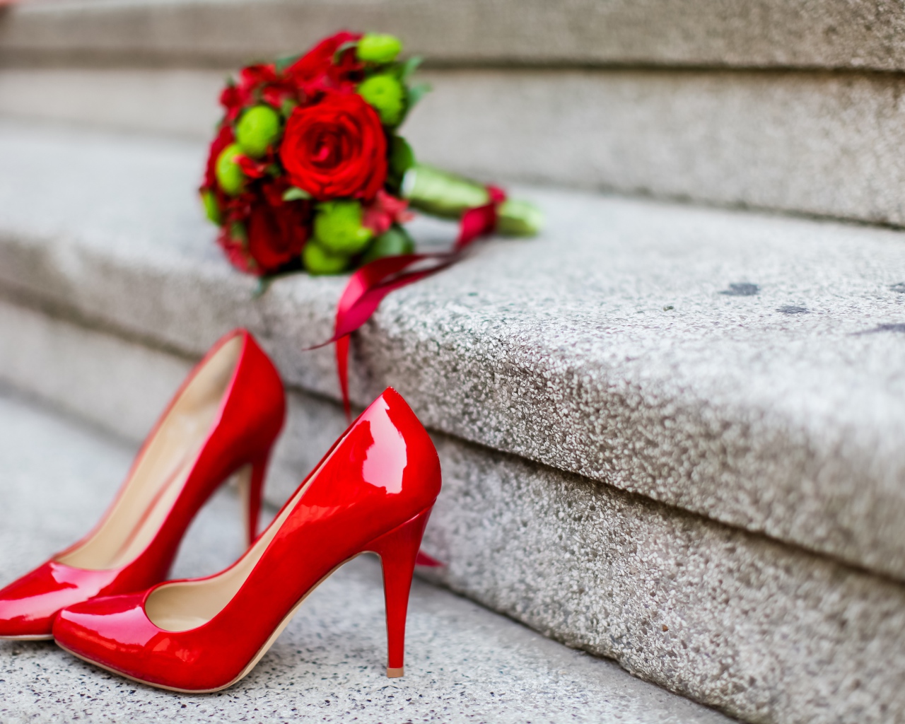 Красные туфли на ступеньках с букетом