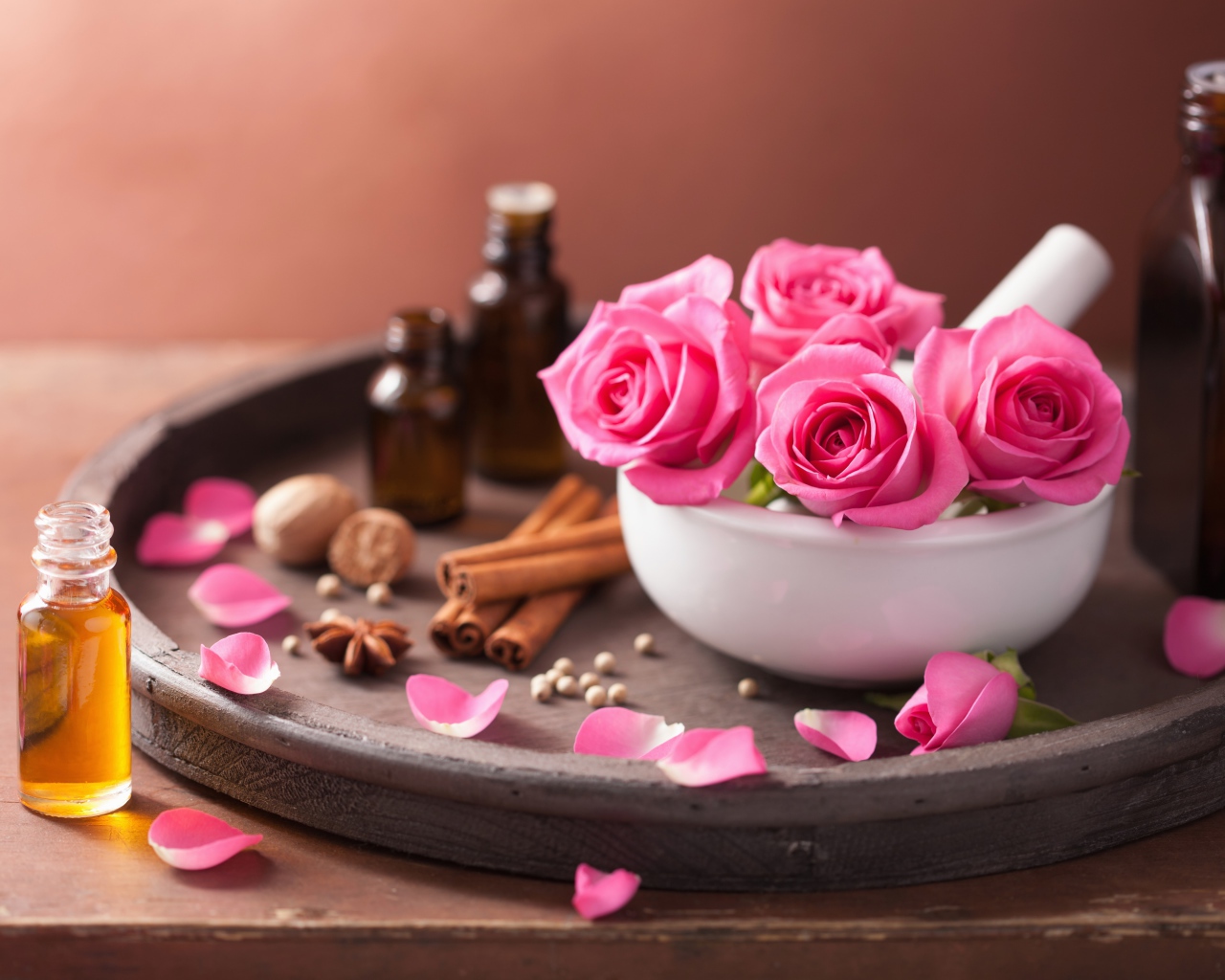Розы на подносе с корицей и ароматным маслом
