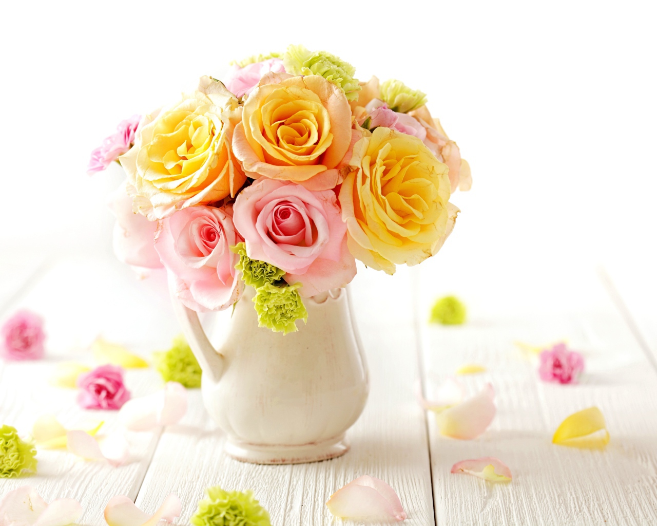 Желтые и розовые розы в вазе на столе 