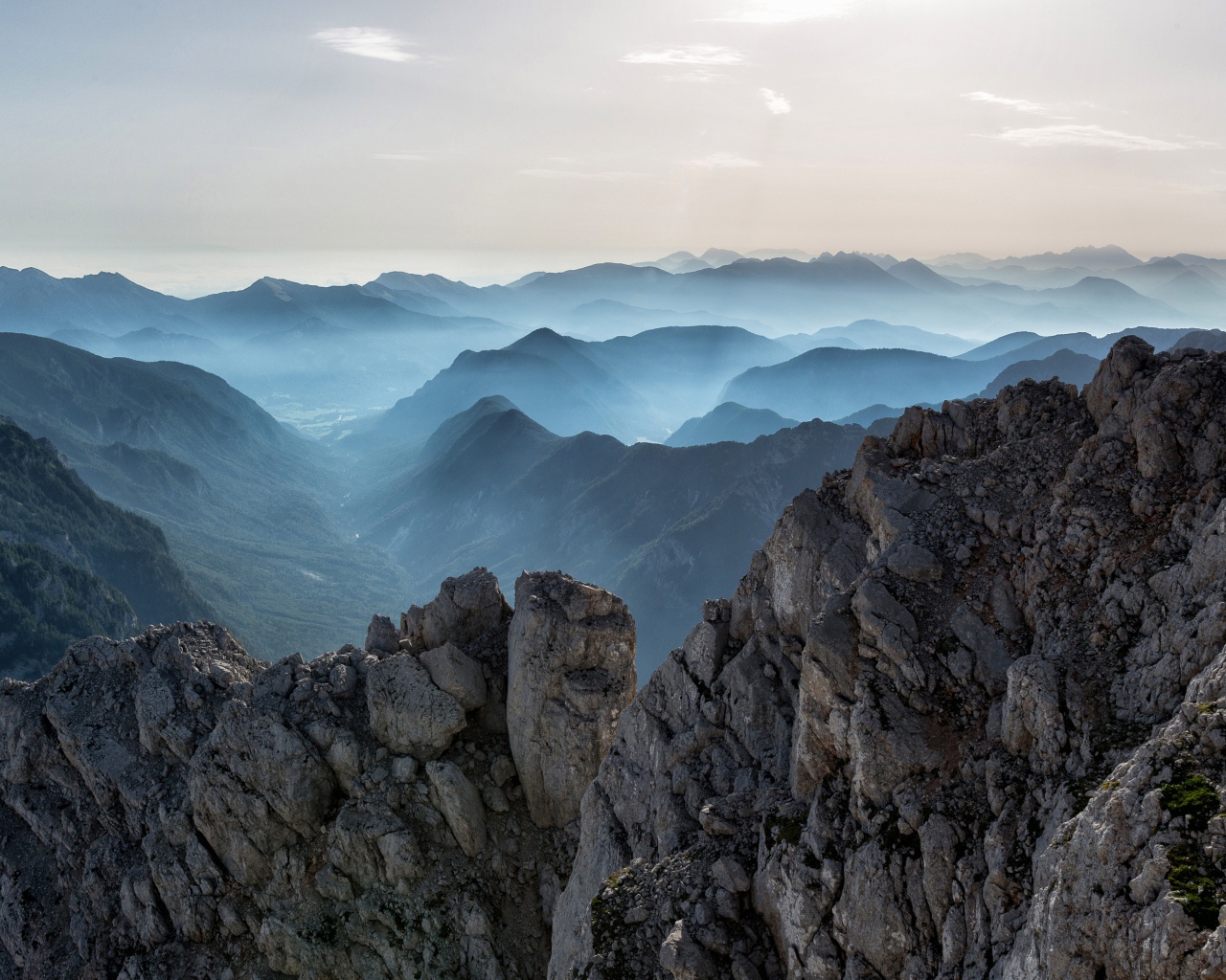 Покрытые утренним туманом скалы 