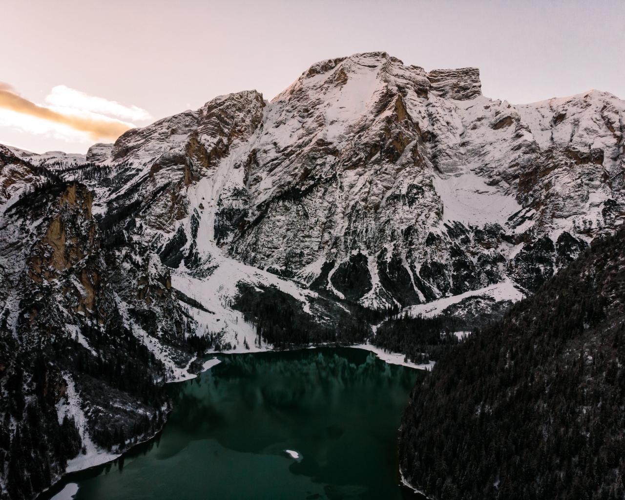 Озеро между заснеженных гор