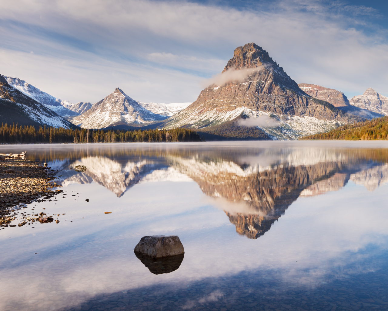 Величественные горы отражаются в прозрачной воде