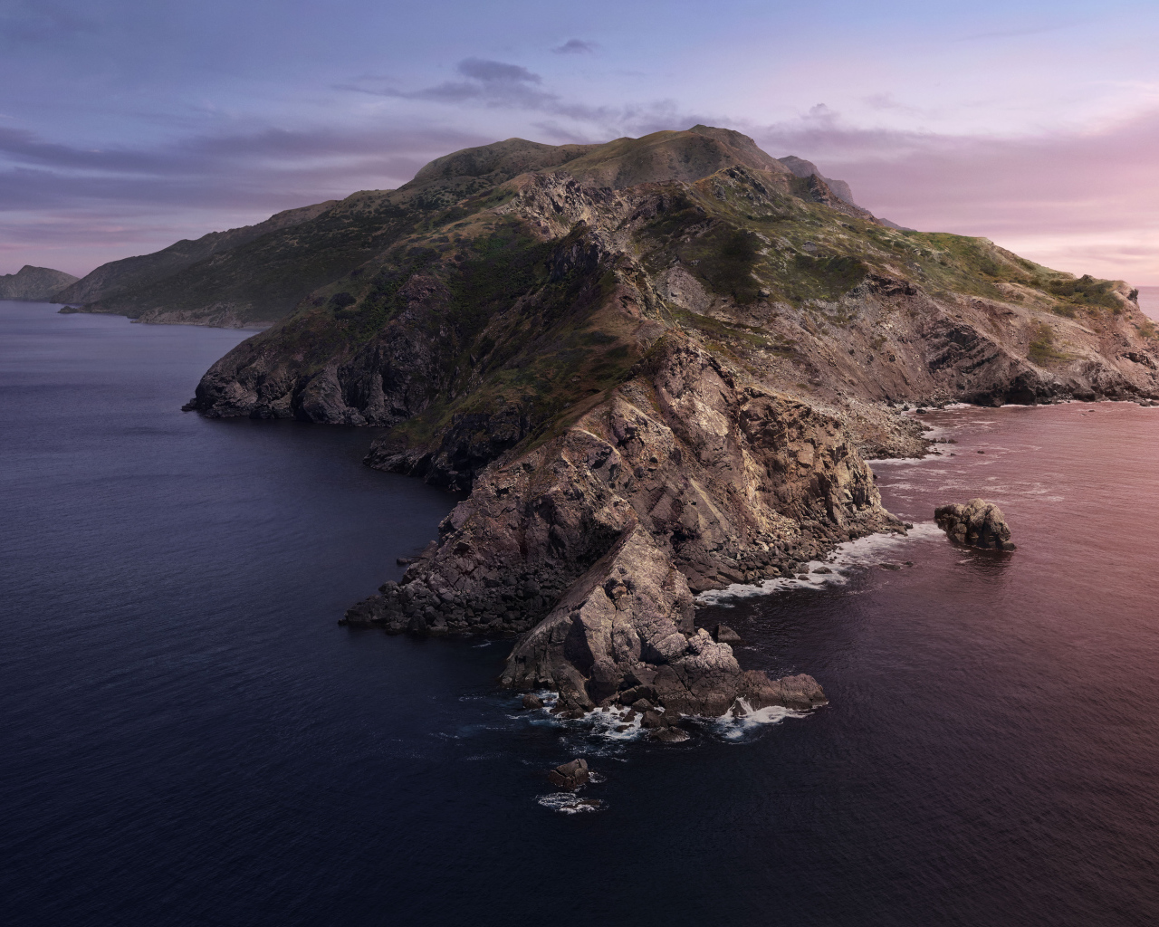 Гора в море под красивым небом, Исландия