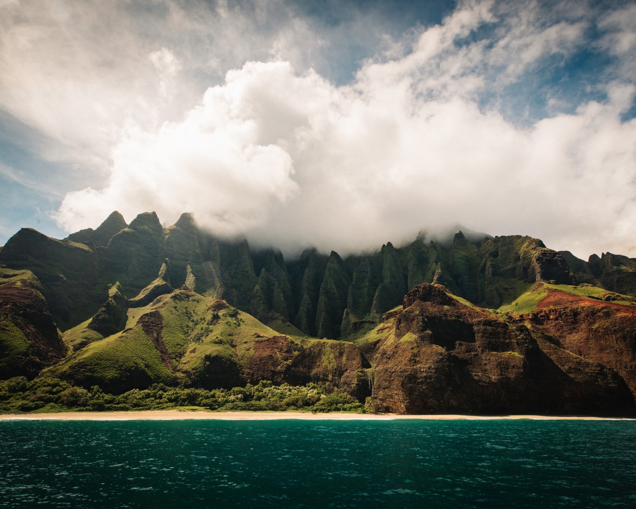 Белые облака окутывают вершину горы у озера