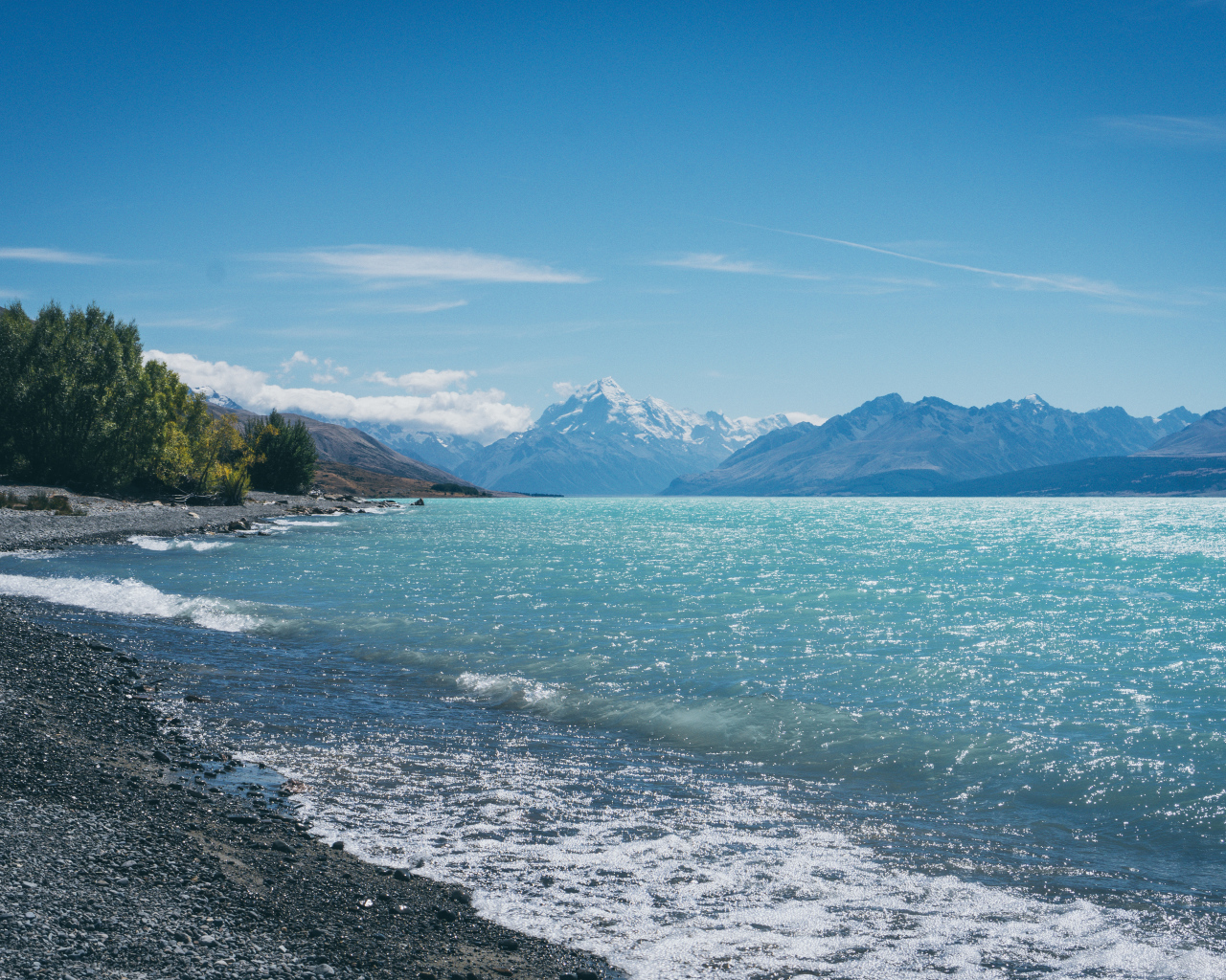 Голубая чистая холодная вода в горном озере 