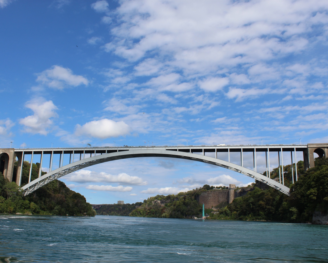 Мост через быструю реку Ниагара