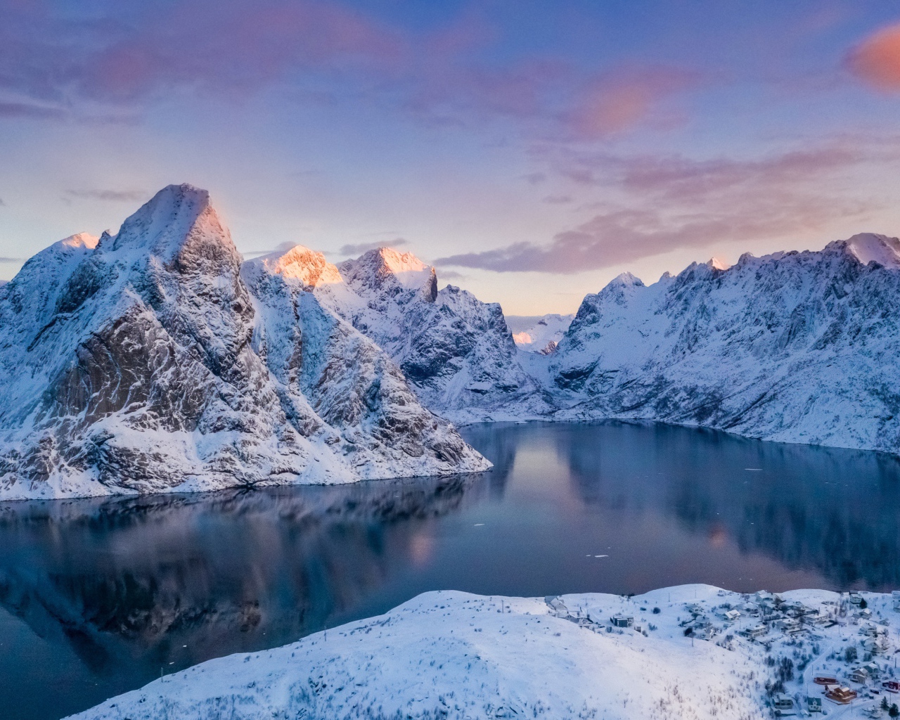 Покрытое льдом озеро в горах, Лофотенские острова. Норвегия