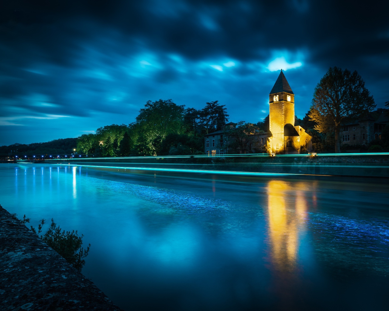 Башня на берегу реки ночью 