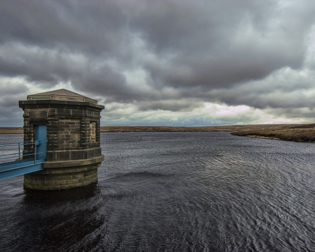 Башня в озере под пасмурным небом