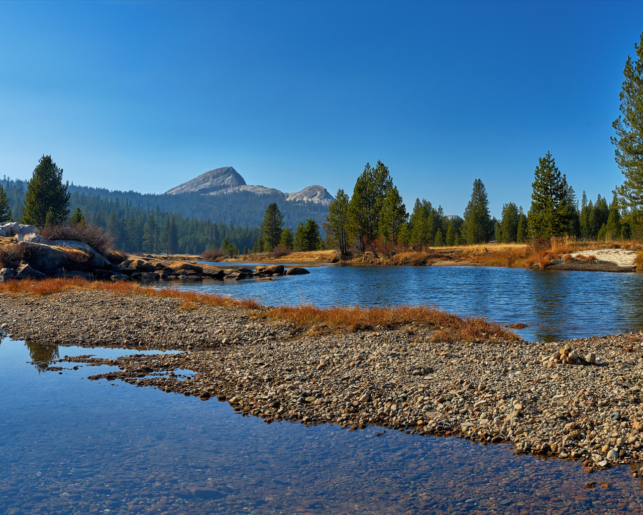 Переход на живописном озере в парке США